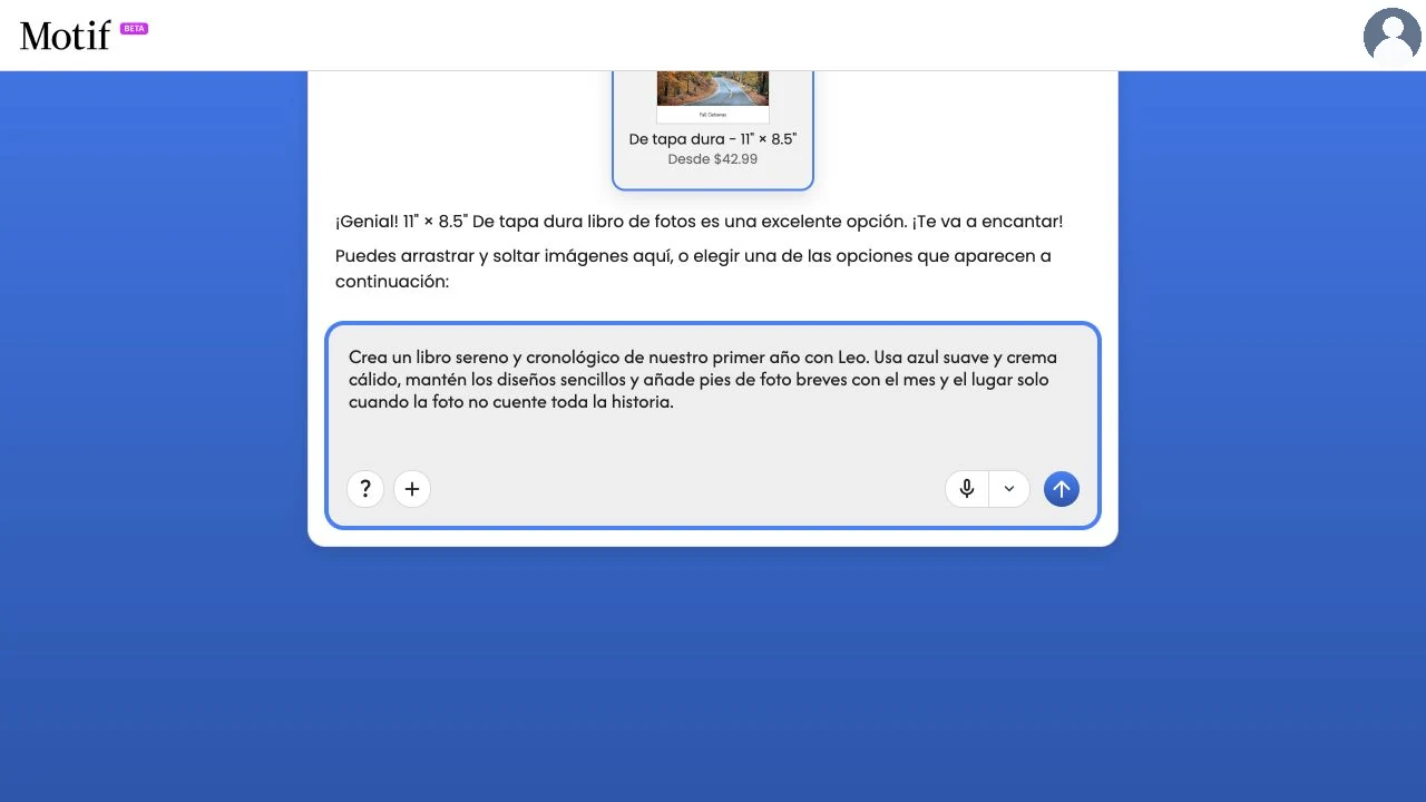 Un mensaje de la página de creación que describe un libro de fotos sereno y cronológico sobre el primer año, con pies de foto cuidadosamente seleccionados