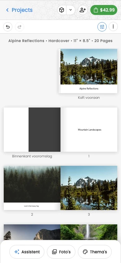 De Motif Studio-fotoboekeditor op een telefoon, met projectknoppen boven de pagina's en het editorblad onderaan vastgezet